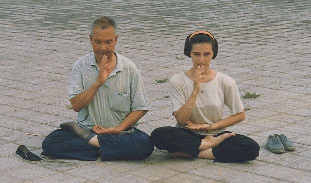 Half lotus position together with Master Yang Yizhong 